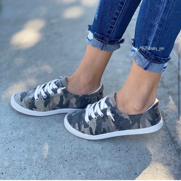 LAST PAIR: Camo print sneakers - Picture 2 of 3